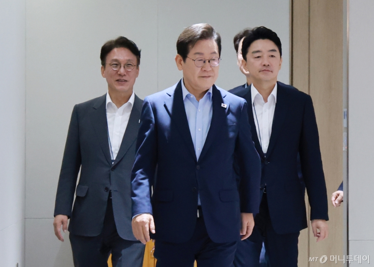 [서울=뉴시스] 고범준 기자 = 이재명 대통령이 29일 서울 용산 대통령실 청사에서 열린 제39회 국무회의(임시)에 입장하고 있다. (대통령실통신사진기자단) 2025.08.29. bjko@newsis.com /사진=