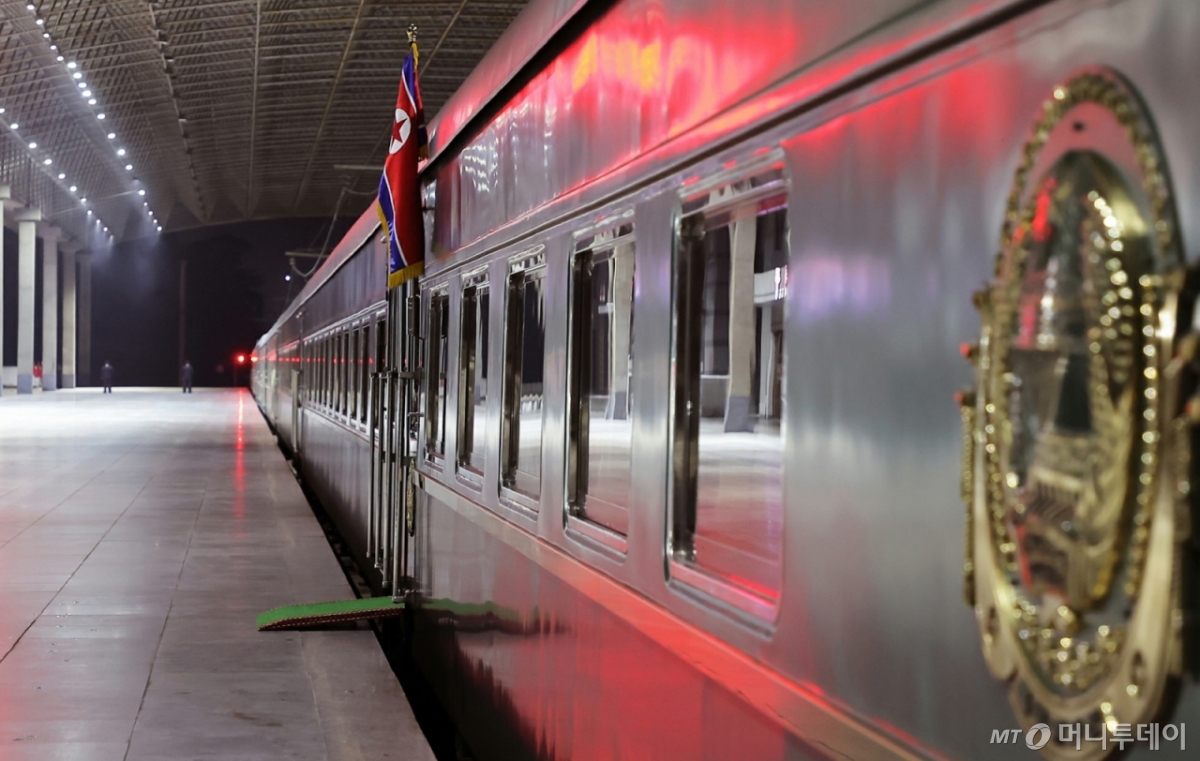 (평양 노동신문=뉴스1) = 북한 노동당 기관지 노동신문은 2일 김정은 당 총비서가 중국 인민항일전쟁 및 세계반파쑈전쟁승리(전승절) 80주년 기념행사에 참석하기 위해 지난 1일 전용열차로 출발해 2일 새벽 국경을 통과했다고 보도했다. [국내에서만 사용가능. 재배포 금지. DB 금지. For Use Only in the Republic of Korea. Redistribution Prohibited] rodongphoto@news1.kr  Copyright © 뉴스1. All rights reserved. 무단 전재 및 재배포,  AI학습 이용 금지. /사진=(평양 노동신문=뉴스1)