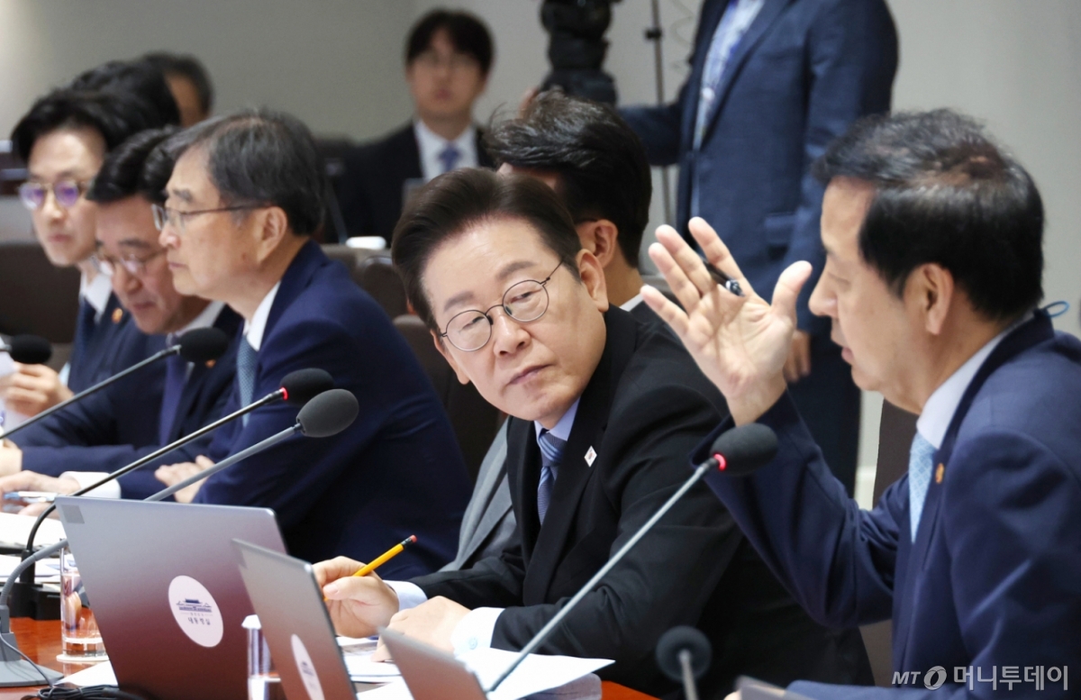 [서울=뉴시스] 고범준 기자 = 이재명 대통령이 2일 서울 용산 대통령실 청사에서 열린 제40회 국무회의에서 구윤철 경제부총리 겸 기획재정부 장관의 발언을 듣고 있다. (대통령실통신사진기자단) 2025.09.02 bjko@newsis.com /사진=