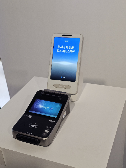 2일 열린 ‘토스 페이스페이’ 기자간담회에서 처음 공개된 '토스 프론트뷰'. 가맹점주는 기존 결제 단말기를 바꾸지 않고도 페이스페이를 사용할 수 있다./사진=이창섭 기자.