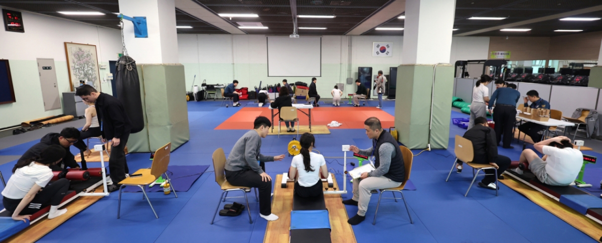 지난해 4월18일 오전 인천 남동구 인천경찰청 체력단련장에서 진행된 2025년 경찰공무원 시험 체력검정에서 응시생들이 정자세 팔굽혀펴기 및 윗몸일으키기를 하고 있다. /사진=뉴시스.