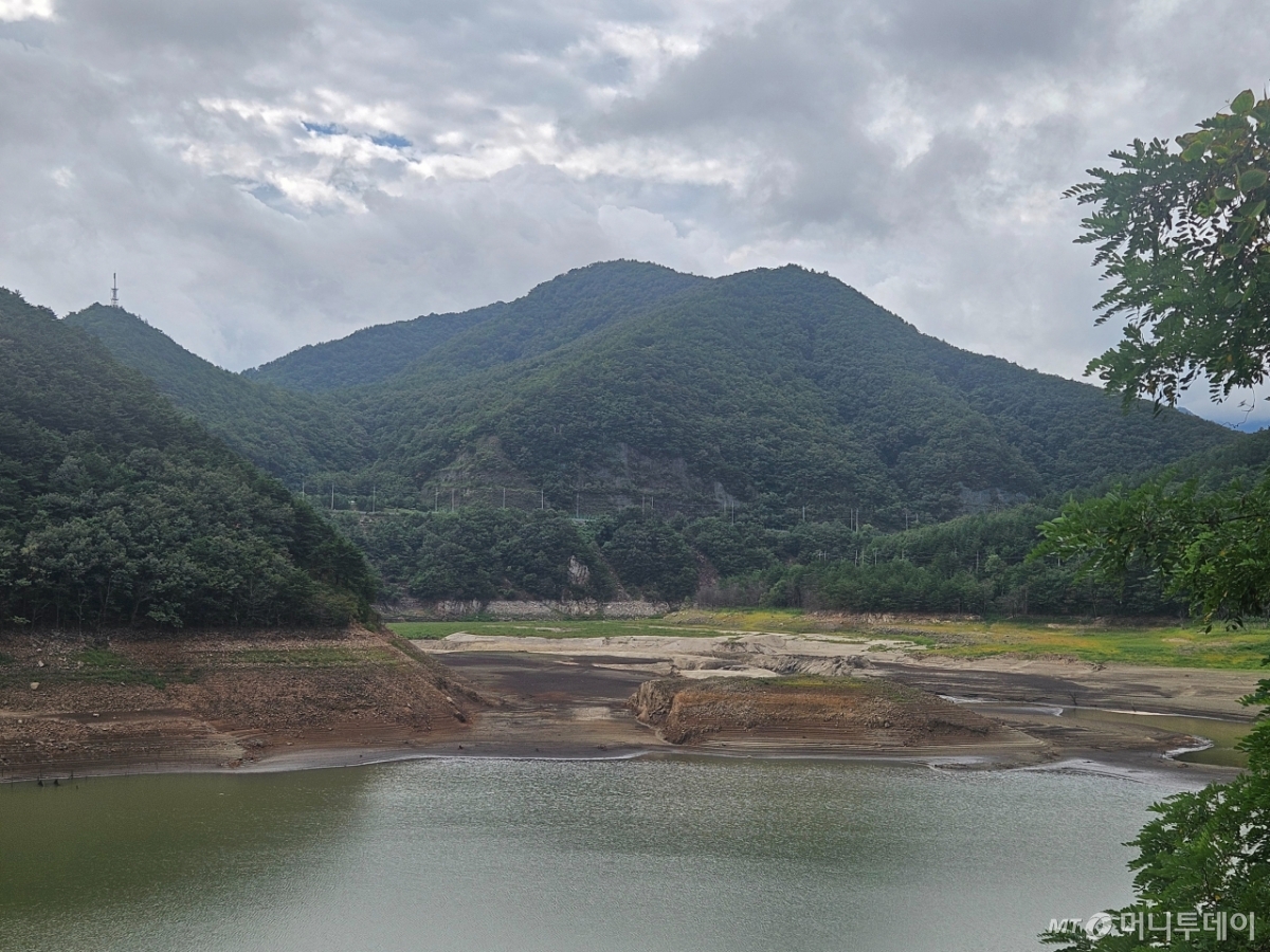 2일 오전 강원 강릉시 오봉저수지의 모습. 물로 가득차야 할 이곳은 바닥을 드러냈다. /사진=박상혁 기자.