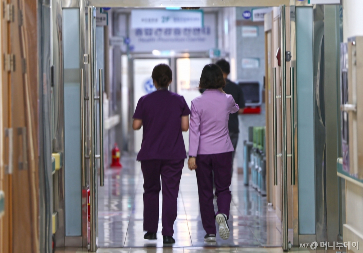 (광주=뉴스1) 박지현 기자 = 상당수 전공의가 복귀한 1일 광주 동구 조선대학교 병원에서 의료진이 병원 복도를 이동하고 있다. 2025.9.1/뉴스1  Copyright © 뉴스1. All rights reserved. 무단 전재 및 재배포,  AI학습 이용 금지. /사진=(광주=뉴스1) 박지현 기자