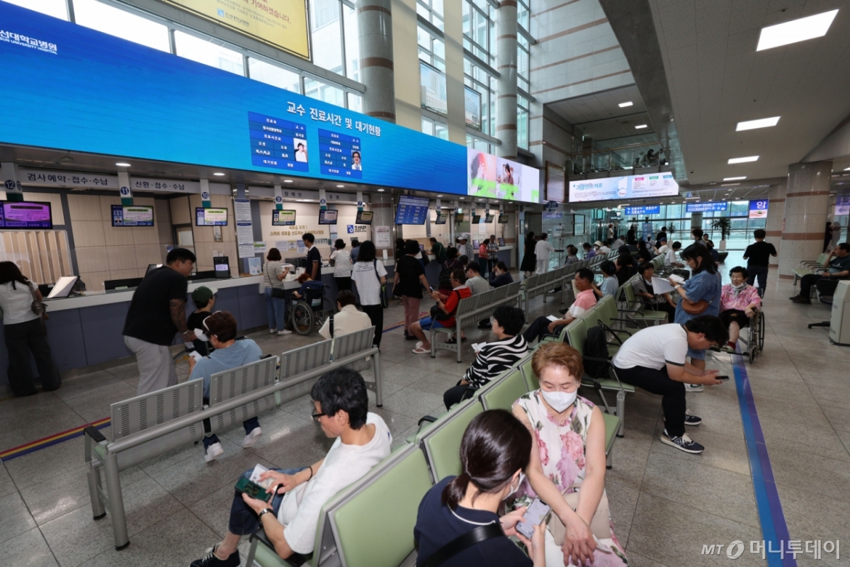 (광주=뉴스1) 박지현 기자 = 상당수 전공의가 복귀한 1일 광주 동구 조선대학교 병원 1층 로비에 환자들이 진료 후 대기하고 있다.  2025.9.1/뉴스1  Copyright © 뉴스1. All rights reserved. 무단 전재 및 재배포,  AI학습 이용 금지. /사진=(광주=뉴스1) 박지현 기자