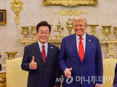 [워싱턴=뉴시스] 고범준 기자 = 이재명 대통령이 25일(현지 시간) 미국 워싱턴DC 백악관에서 열린 한미 정상회담을 마치고 도널드 트럼프 미국 대통령과 기념촬영을 하고 있다. (공동취재) 2025.08.26. bjko@newsis.com /사진=