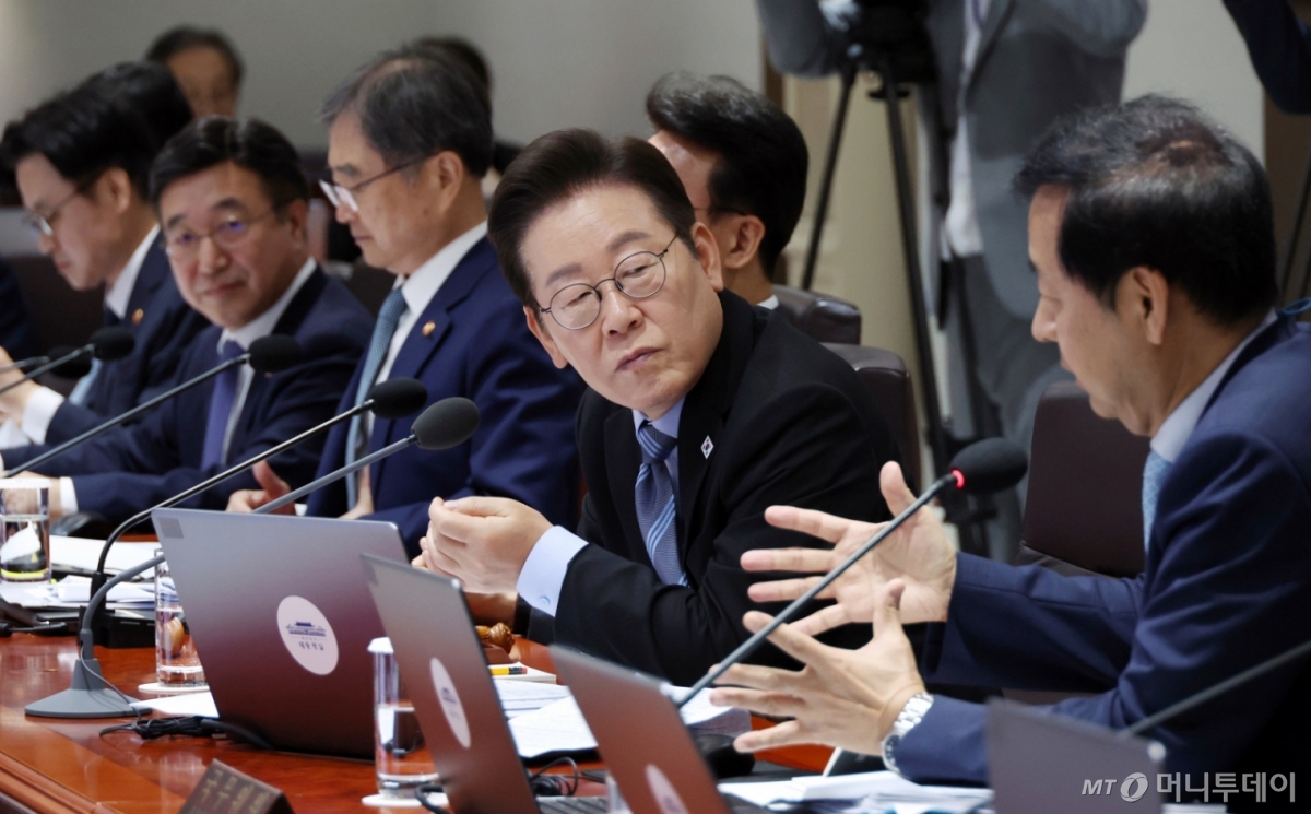 [서울=뉴시스] 고범준 기자 = 이재명 대통령이 2일 서울 용산 대통령실 청사에서 열린 제40회 국무회의에서 구윤철 경제부총리 겸 기획재정부 장관의 발언을 듣고 있다. (대통령실통신사진기자단) 2025.09.02 bjko@newsis.com /사진=