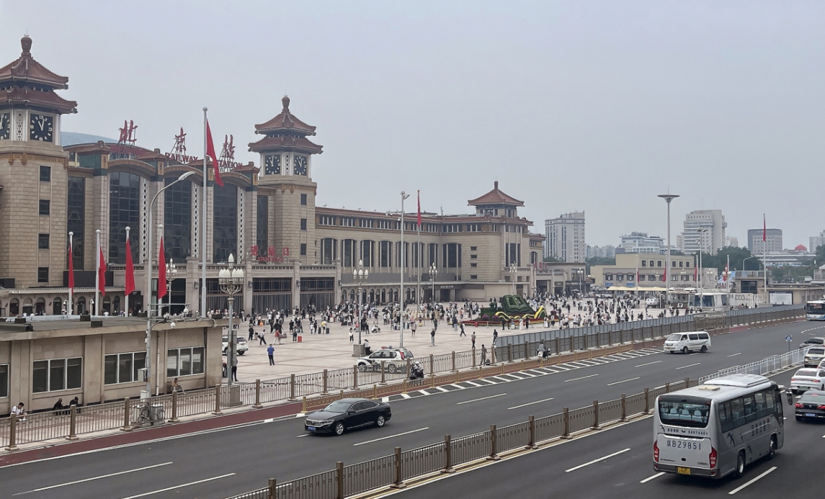 6년 만에 중국 방문에 나선 김정은 북한 노동당 총비서(국무위원장)가 탑승한 특별열차가 베이징역 도착이 예정된 2일 중국 베이징역 앞 펜스에 가림막이 설치되어 있다.  /베이징(중국)=뉴스1