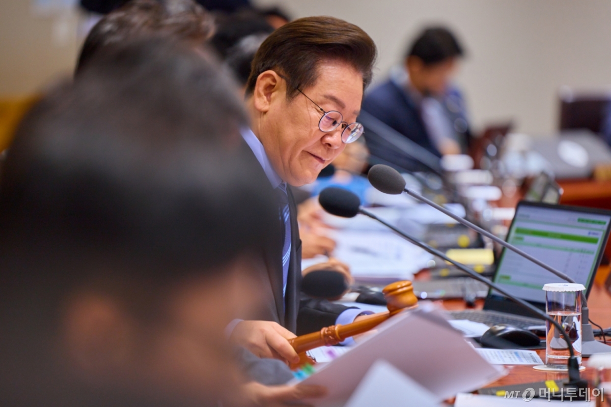 (서울=뉴스1) 허경 기자 = 이재명 대통령이 2일 서울 용산 대통령실 청사에서 열린 제40회 국무회의에서 의사봉을 두드리고 있다. (대통령실 제공. 재판매 및 DB 금지) 2025.9.2/뉴스1  Copyright © 뉴스1. All rights reserved. 무단 전재 및 재배포,  AI학습 이용 금지. /사진=(서울=뉴스1) 허경 기자