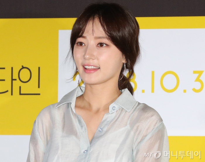 배우 송하윤(38)이 과거 학교 폭력으로 강제 전학을 당한 적 있다는 의혹에 대해 "그런 사실이 없다"고 부인했지만, 동창들은 "거짓말을 하고 있다"며 상반된 주장을 내놨다. /사진=머니투데이DB