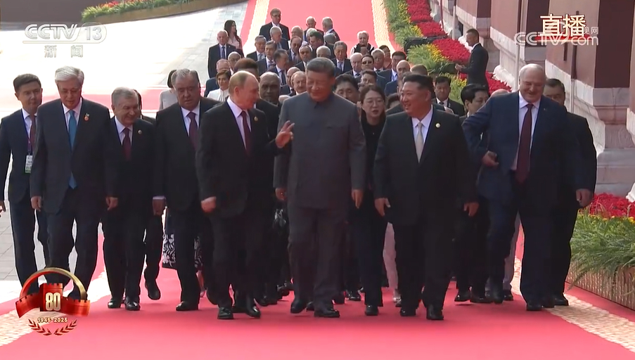  블라디미르 푸틴 러시아 대통령, 시진핑 중국 국가주석, 김정은 북한 국무위원장이 중국 베이징 천안문에서 열리는 전승절 열병식 행사장으로 걸어 들어가고 있다.   /사진=중국 CCTV 방송 갈무리