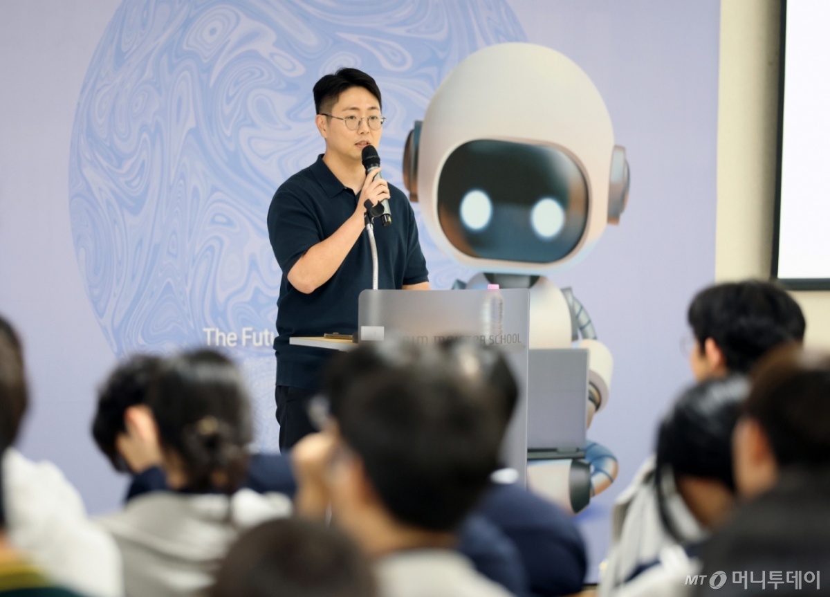 허상우 네이버 AI 리스크 매니지먼트 센터 PL이 3일 서울 관악구 미림마이스터고등학교에서 머니투데이와 한국지능정보사회진흥원 공동주최로 열린 'U클린 토크콘서트 2025'에서 강연하고 있다. /사진=이기범 기자 leekb@