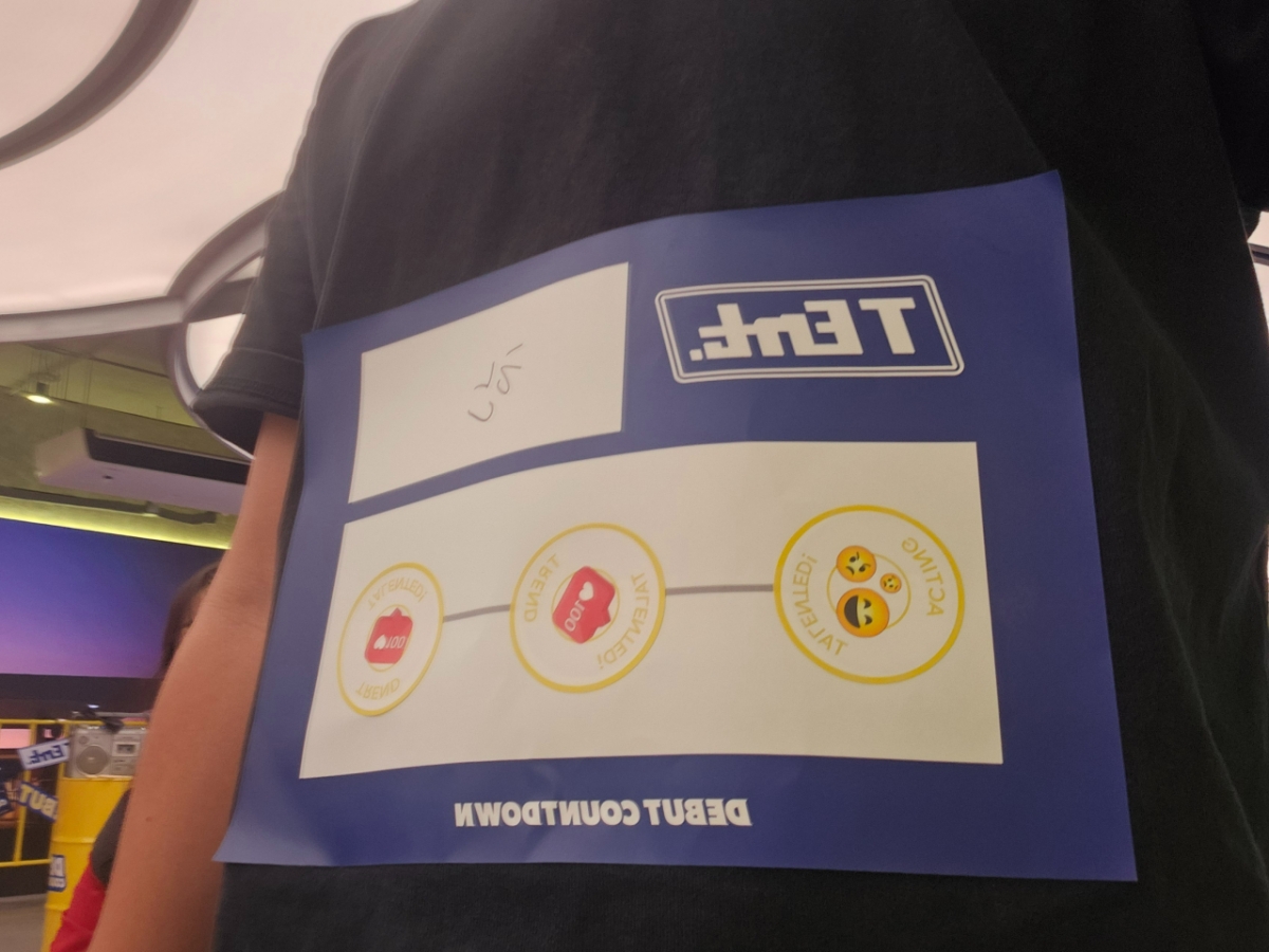 연습생 과정을 하나씩 통과할 때마다 배번호표에 스티커를 붙여준다. 3개 과정 완료 시 데뷔. 