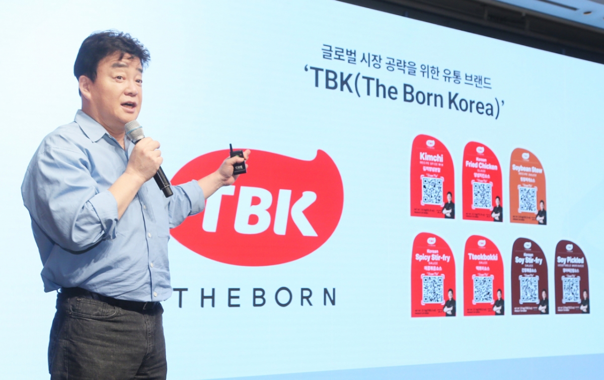 3일 ‘TBK(The Born Korea)’ 글로벌 B2B 소스 론칭 시연회에서 발표를 하고 있는 백종원 대표./사진제공=더본코리아
