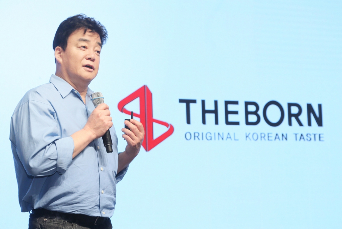 3일 ‘TBK(The Born Korea)’ 글로벌 B2B 소스 론칭 시연회에서 발표를 하고 있는 백종원 대표./사진제공=더본코리아