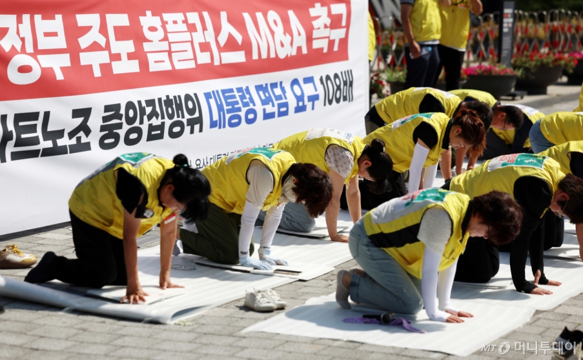 [서울=뉴시스] 조성우 기자 = 민주노총 서비스연맹 마트산업노동조합 조합원들이 3일 오전 서울 용산구 대통령실 인근에서 정부 주도 홈플러스 인수합병(M&A) 촉구 및 대통령 면담을 요구하며 108배를 하고 있다. 2025.09.03. xconfind@newsis.com /사진=조성우