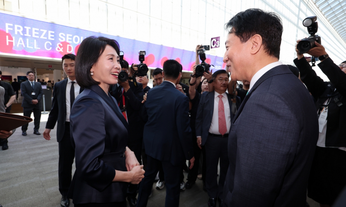 이재명 대통령의 부인 김혜경 여사와 오세훈 서울시장이 3일 서울 강남구 코엑스에서 열린 '프리즈 서울 2025' VIP 프리뷰 데이에서 인사를 하고 있다. /사진 = 뉴스1