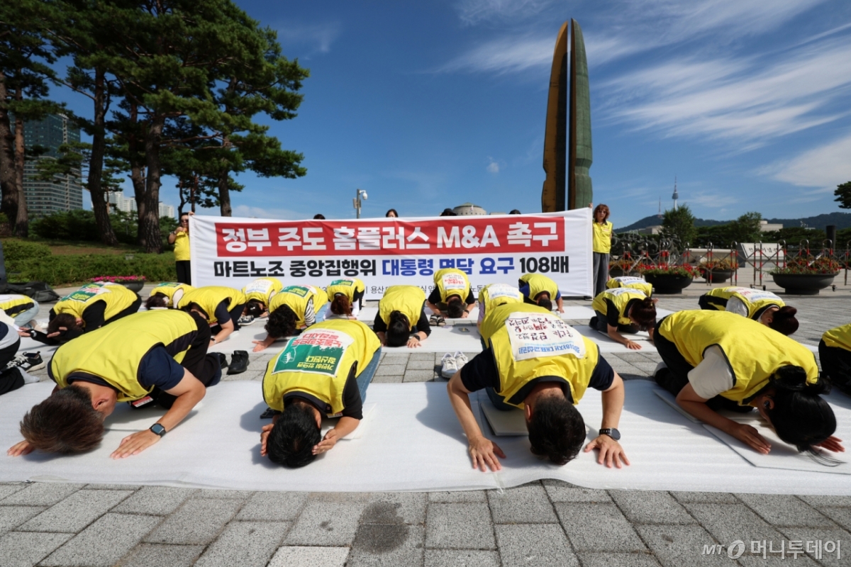 민주노총 서비스연맹 마트산업노동조합 강우철 위원장과 홈플러스지부 안수용 지부장 등 조합원들이 3일 오전 서울 용산구 대통령실 인근에서 정부 주도 홈플러스 인수합병(M&A) 촉구 및 대통령 면담을 요구하며 108배를 하고 있다. /사진제공=뉴시스