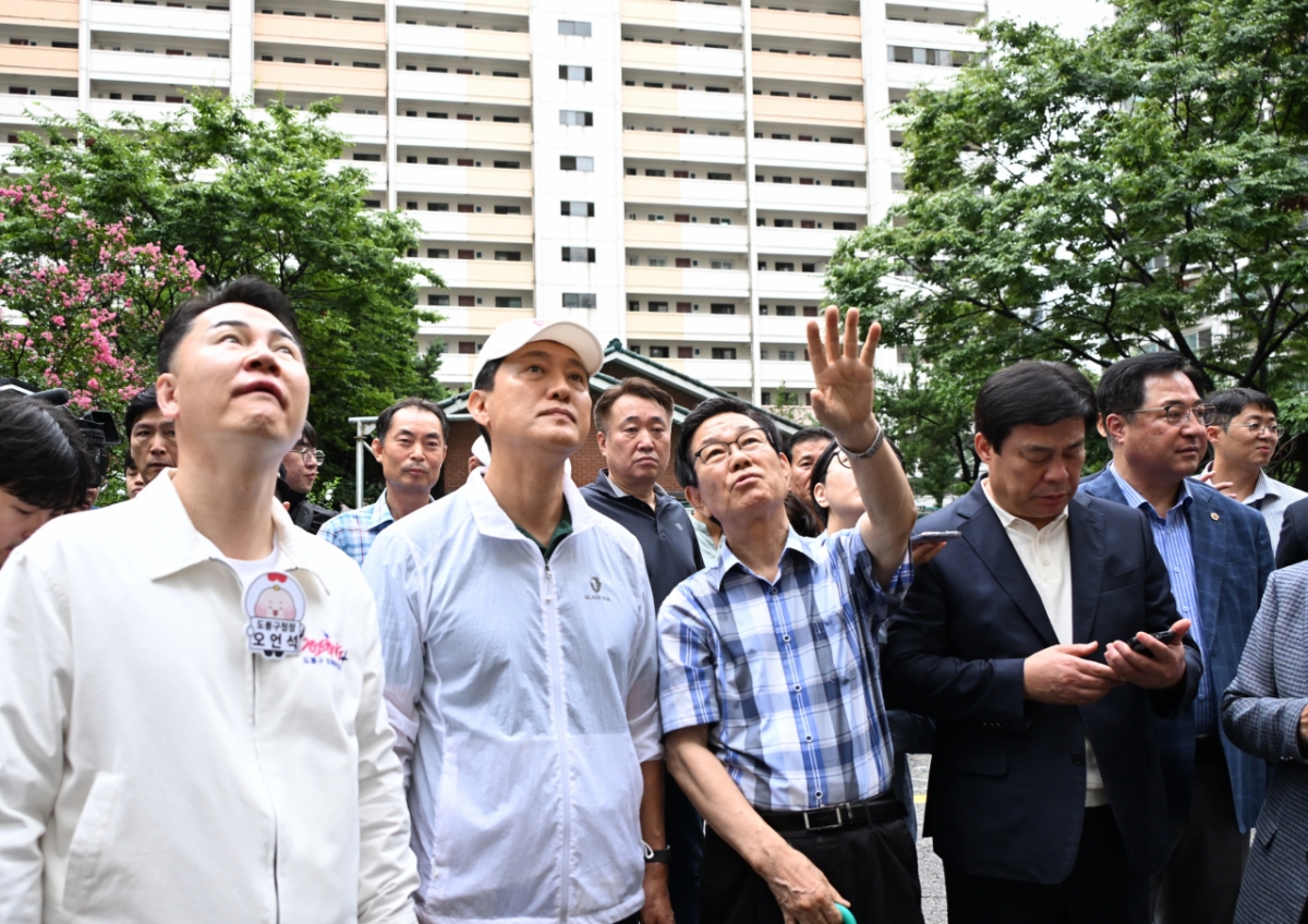 오세훈 서울시장이 4일 오전 준공업지역 법적 상한용적율 도입 1호 대상지로 선정된 도봉구 '삼환도봉아파트'를 찾아 일대를 점검하고 있다./사진제공=서울시