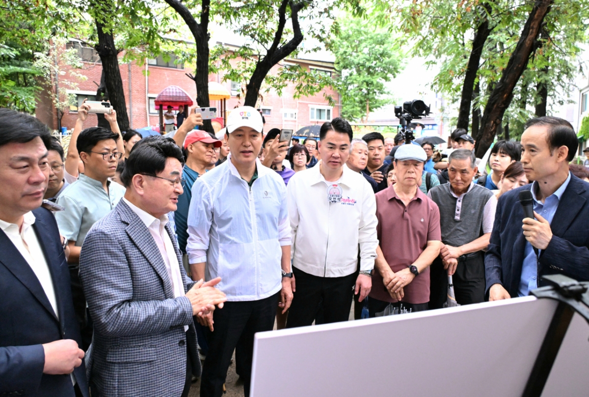 오세훈 서울시장이 4일 오전 준공업지역 법적 상한용적율 도입 1호 대상지로 선정된 도봉구 '삼환도봉아파트' 사업추진 방향을 브리핑 받고 있다./사진제공=서울시