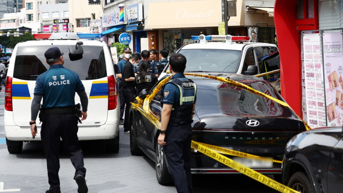 지난 3일 흉기 사건이 발생한 서울 관악구 조원동의 한 주택가에서 경찰이 현장 조사 중인 모습. /사진=뉴스1