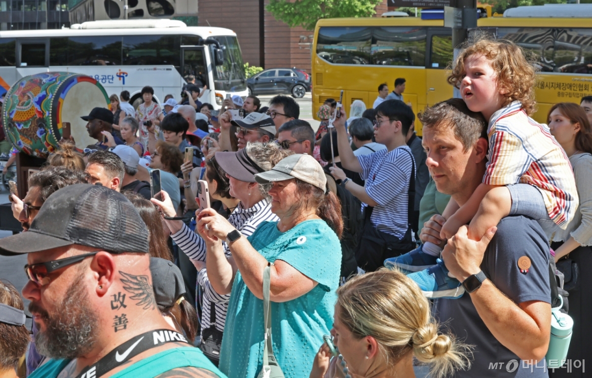 (서울=뉴스1) 장수영 기자 = 2일 오후 서울 중구 덕수궁을 찾은 외국인 관광객들이 수문장 교대식을 관람하고 있다.   서울시에 따르면 지난 7월 한 달간 서울을 찾은 외국인 관광객은 지난해 같은 달(110만 명) 대비 23.1% 증가한 136만 명을 기록하며 역대 최대를 기록했다.   올해 1월부터 7월까지 서울을 방문한 외국인 관광객은 총 828만명으로, 지난해 같은 기간보다 15.9% 증가하며 같은기간 기준 최고 기록을 세웠다. 2025.9.2/뉴스1  Copyright © 뉴스1. All rights reserved. 무단 전재 및 재배포,  AI학습 이용 금지. /사진=(서울=뉴스1) 장수영 기자