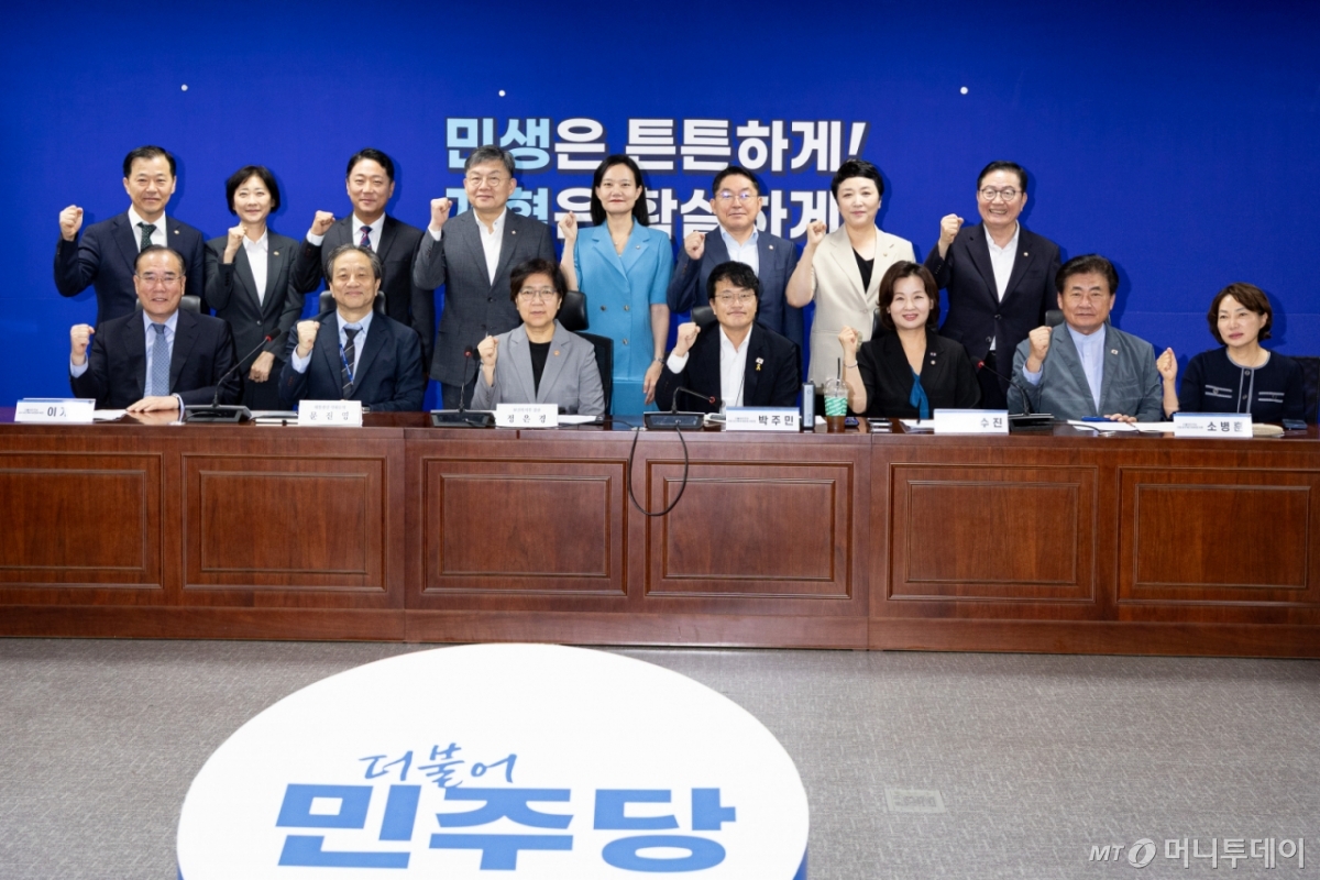 (서울=뉴스1) 유승관 기자 = 박주민 국회 보건복지위원장, 정은경 보건복지부 장관, 문진영 대통령실 사회수석을 비롯한 참석자들이 4일 서울 여의도 국회 의원회관에서 열린 보건복지위원회 당·정·대 협의에서 기념 촬영을 하고 있다. 2025.9.4/뉴스1  Copyright © 뉴스1. All rights reserved. 무단 전재 및 재배포,  AI학습 이용 금지. /사진=(서울=뉴스1) 유승관 기자