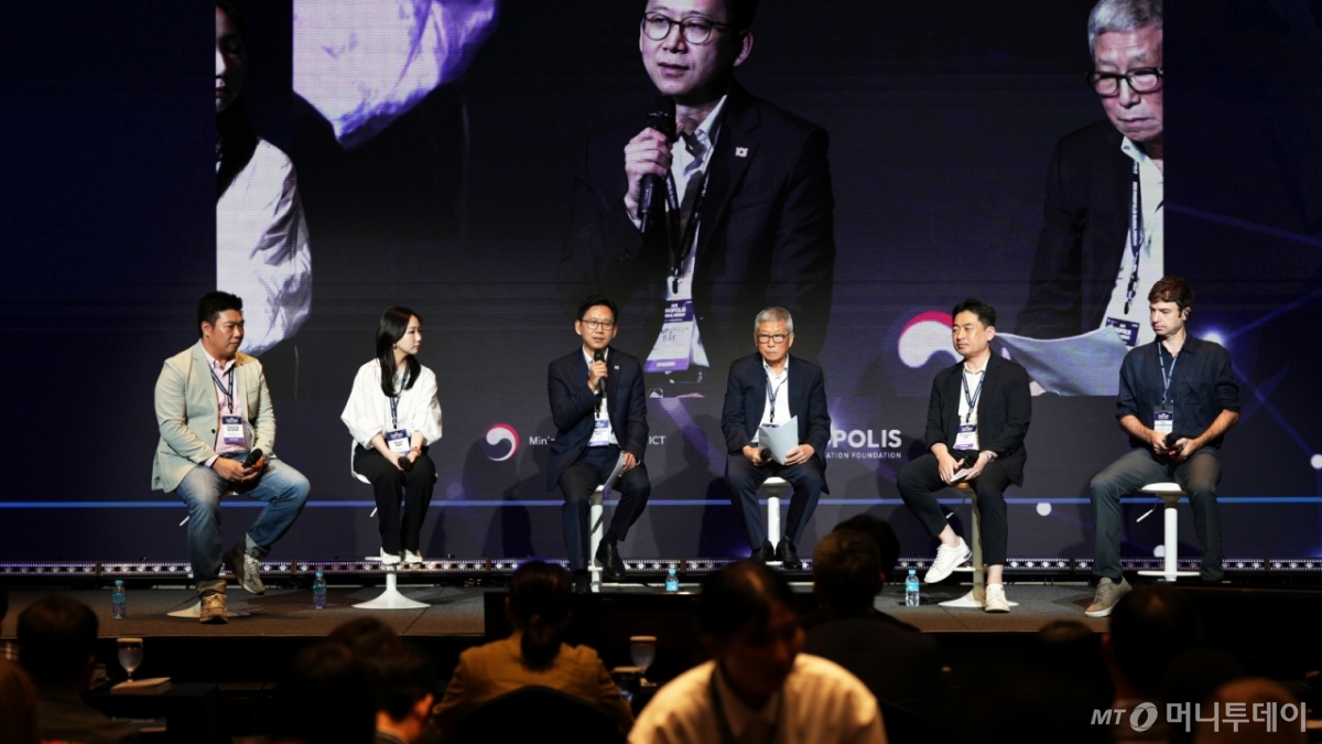 배경훈 과학기술정보통신부 장관이 4일 대전 롯데시티호텔에서 연구개발특구제도 시행 20년 및 연구개발특구진흥재단 창립 20주년을 기념해 열린 '2025 연구개발특구 글로벌 포럼' 스페셜 세션 토크콘서트에서 토론을 진행하고 있다. /사진=연구개발특구진흥재단