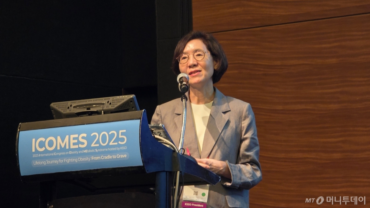 김민선 대한비만학회 이사장이 4일 오전 서울 영등포구 여의도에서 학회가 주최한 국제 비만 심포지엄 'ICOMES 2025'에서 발언하고 있다. /사진=홍효진 기자