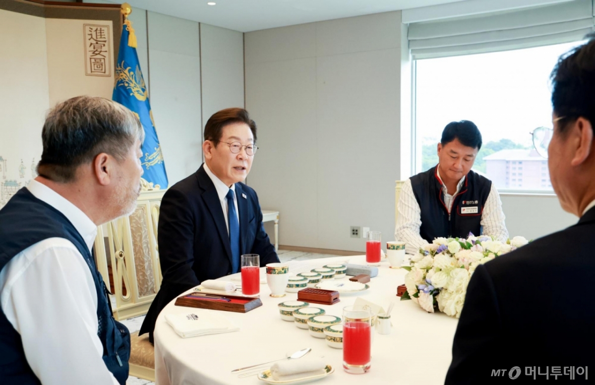 [서울=뉴시스] 최동준 기자 = 이재명 대통령이 4일 서울 용산 대통령실 청사에서 열린 양대 노총 위원장과 오찬 간담회에서 발언하고 있다. (대통령실통신사진기자단) 2025.09.04. photocdj@newsis.com /사진=