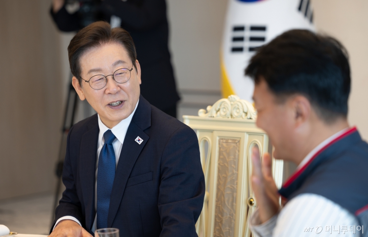 (서울=뉴스1) 허경 기자 = 이재명 대통령이 4일 서울 용산 대통령실 청사에서 열린 양대 노총 위원장과 오찬 간담회에서 양경수 민주노총 위원장과 대화하고 있다. (대통령실 제공. 재판매 및 DB 금지) 2025.9.4/뉴스1 Copyright © 뉴스1. All rights reserved. 무단 전재 및 재배포, AI학습 이용 금지. /사진=(서울=뉴스1) 허경 기자