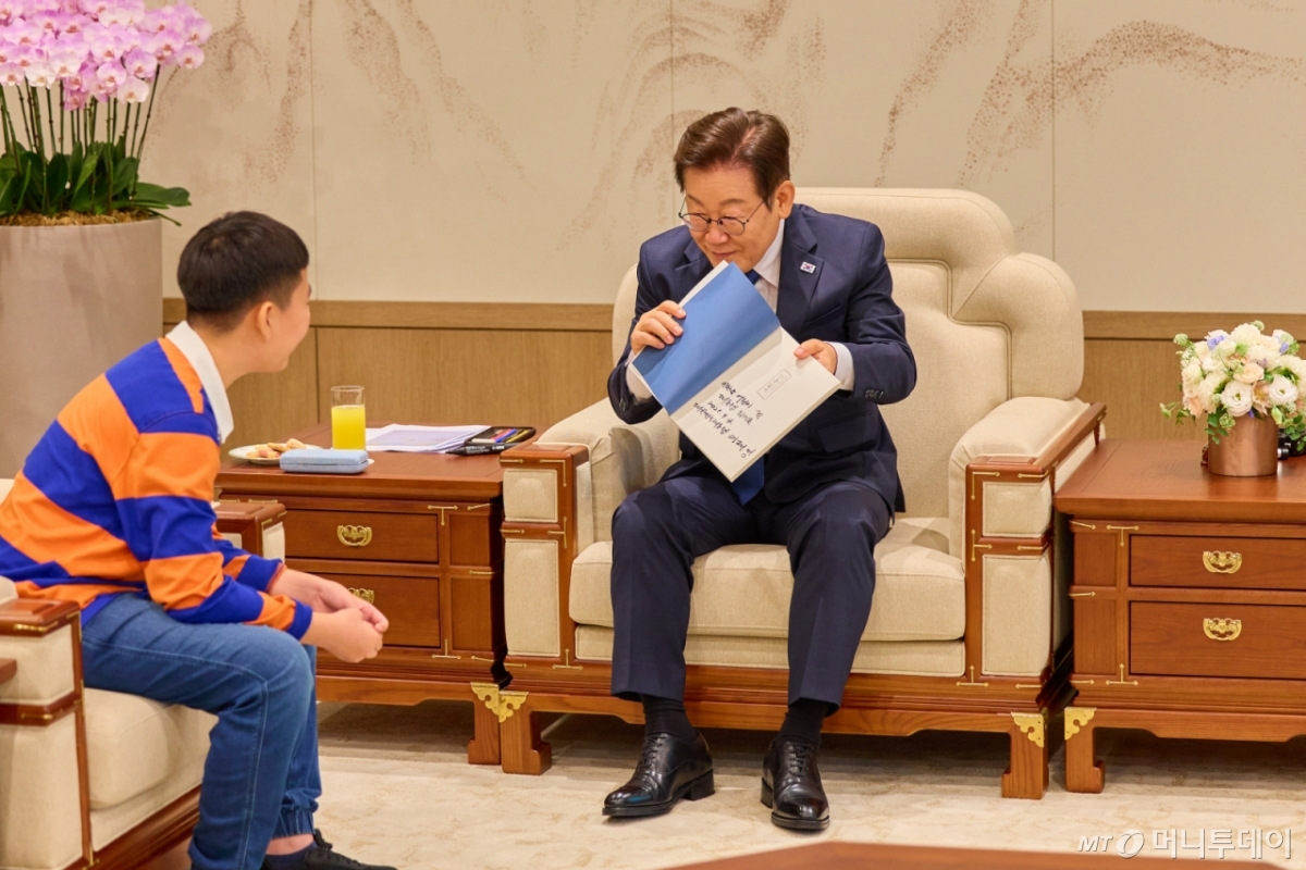 (서울=뉴스1) 허경 기자 = 이재명 대통령이 4일 서울 용산 대통령실 청사에서 열린 어린이 초청 행사에서 참석자에게 사인이 담긴 책을 선물하고 있다. (대통령실 제공. 재판매 및 DB 금지) 2025.9.4/뉴스1  Copyright © 뉴스1. All rights reserved. 무단 전재 및 재배포,  AI학습 이용 금지. /사진=(서울=뉴스1) 허경 기자