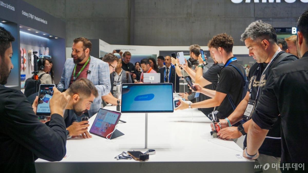 4일(현지시간) 삼성전자 'IFA 2025' 전시관에서 해외 언론 관계자들이 '갤럭시 S25 FE'와 '갤럭시탭 11 시리즈' 등을 살펴보고 있다./베를린(독일)=최지은 기자