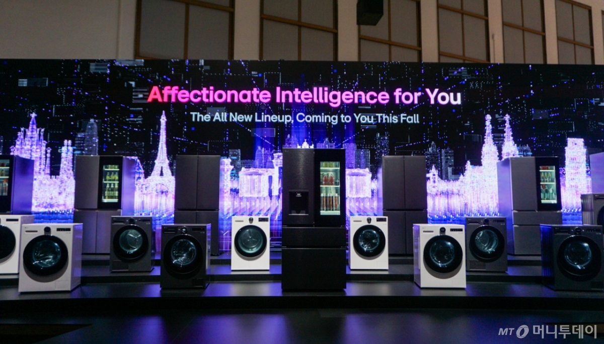 LG전자는 AI 가전의 오케스트라'를 주제로 'IFA 2025'에 전시관을 마련했다. 입구에 가로 폭 20m의 미디어월과 AI 가전 신제품 20여대를 배치했다. 다양한 악기가 오케스트라로 모여 하나의 음악을 만들어 내듯 씽큐 온에 연결된 가전으로 고객의 일상을 개선하는 LG AI 홈의 비전을 형상화했다./베를린(독일)=최지은 기자 