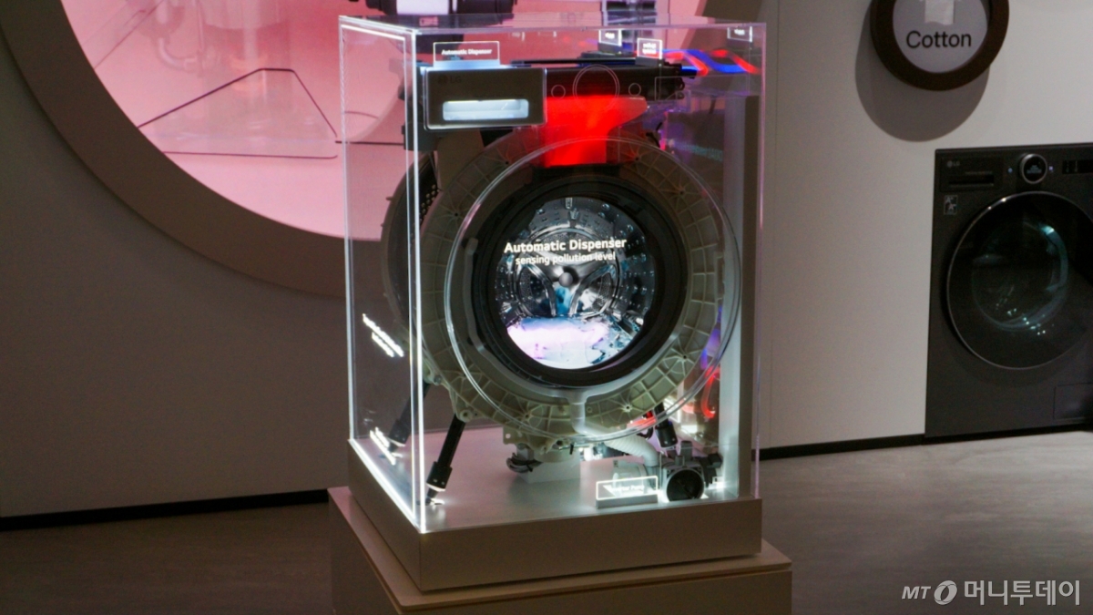 LG전자는 'IFA 2025'에서 하드웨어에 AI 기술을 적용하는 '코어 테크' 기술력을 강조하는 공간을 마련했다. AI DD모터가 대표적이다. 유럽 시장을 겨냥한  복합형 세탁건조기 등에 적용한 기술로 AI 딥러닝에 기반해 개발했다./베를린(독일)=최지은 기자 