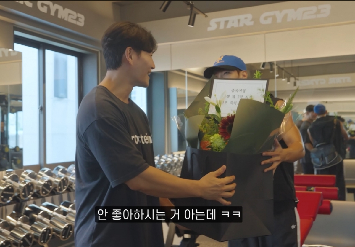 김종국이 2PM 준케이에게 꽃다발을 받고 있다. /사진=유튜브 갈무리