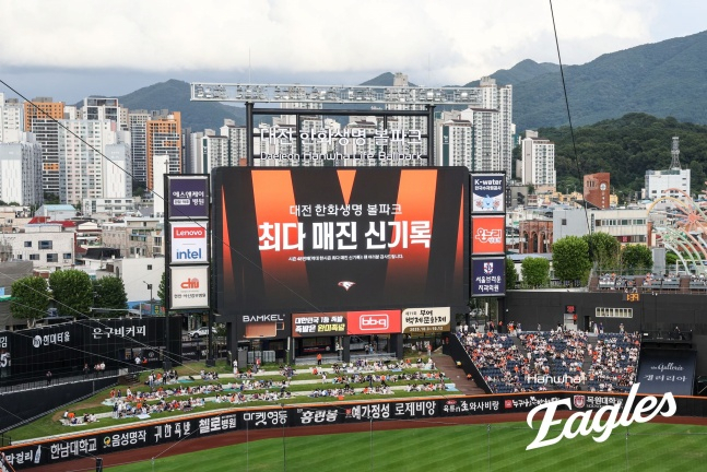 한화 이글스 구단이 지난 8월 13일 대전 롯데전에서 전광판을 통해 KBO 홈 최다 매진 신기록 달성 소식을 전했다. /사진=한화 이글스 제공