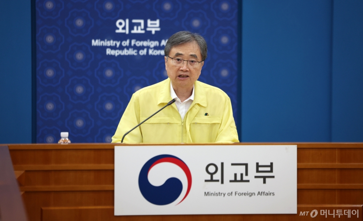 [서울=뉴시스] 김선웅 기자 = 조현 외교부 장관이 6일 서울 종로구 외교부 청사에서 재외국민보호대책본부-공관 합동 대책회의를 열고 미국 조지아 배터리 공장 건설 현장 한국인 300여 명 체포 관련 대책을 논의하고 있다. 2025.09.06. 