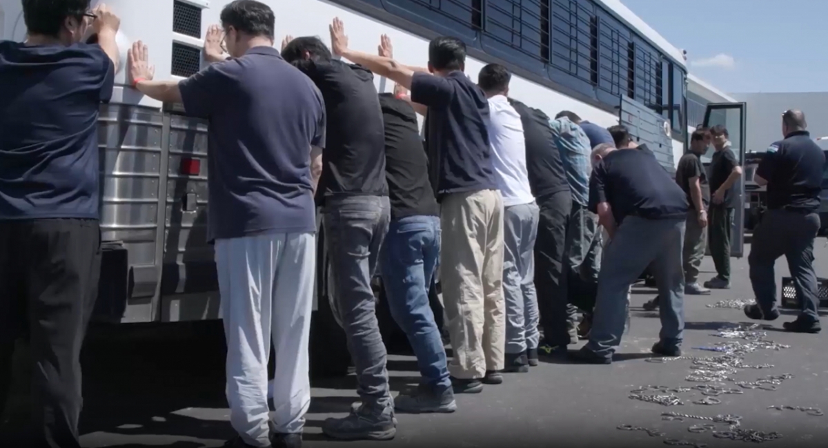 미 이민세관단속국(ICE) 요원들이 한국인 직원들을 체포하는 모습. /사진=ICE 홈페이지 갈무리