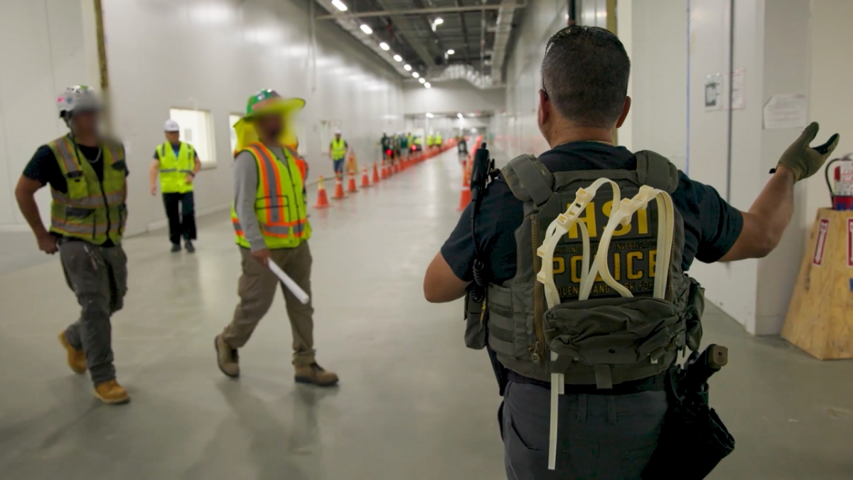 미 이민세관단속국(ICE) 요원들이 한국인 직원들을 체포하는 모습. /사진=ICE 홈페이지 갈무리