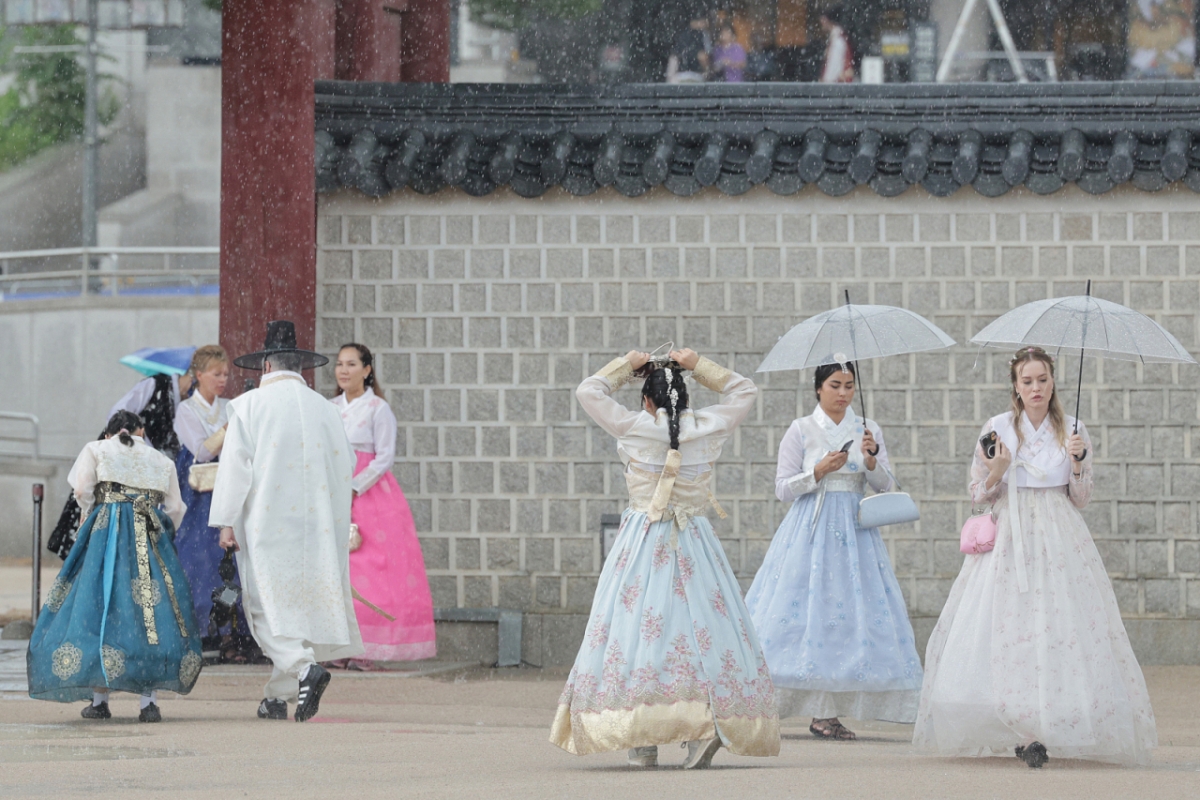지난달 6일 서울 경복궁을 찾은 외국인 관광객들의 모습. /사진 = 뉴스1
