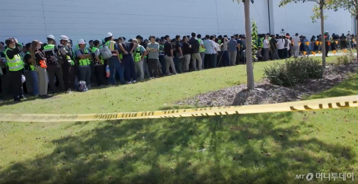 미국 이민 단속 당국이 홈페이지를 통해 지난 4일(현지시간) 조지아주 현대차그룹-LG에너지솔루션의 합작 배터리 공장 건설현장에서 벌인 불법체류·고용 단속 현장 영상을 홈페이지를 통해 공개했다. /사진=ICE 홈페이지 영상 캡쳐