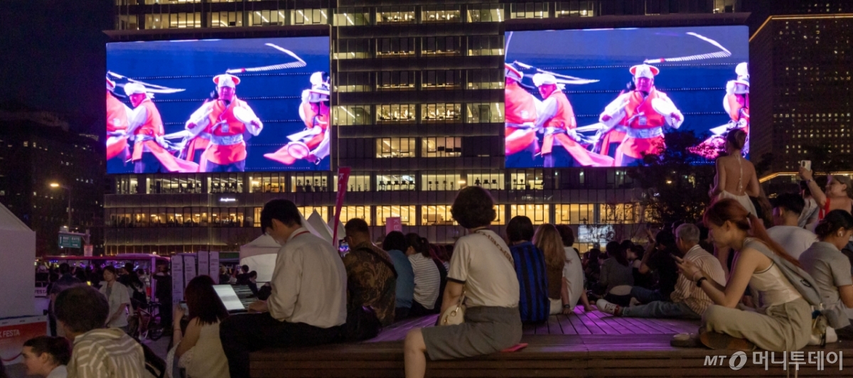 5일 서울 종로구 KT 광화문빌딩 웨스트 사옥에 설치된 초대형 미디어월 'KT 스퀘어'에서 점등식 기념 공연이 송출되고 있다. /사진=김선웅