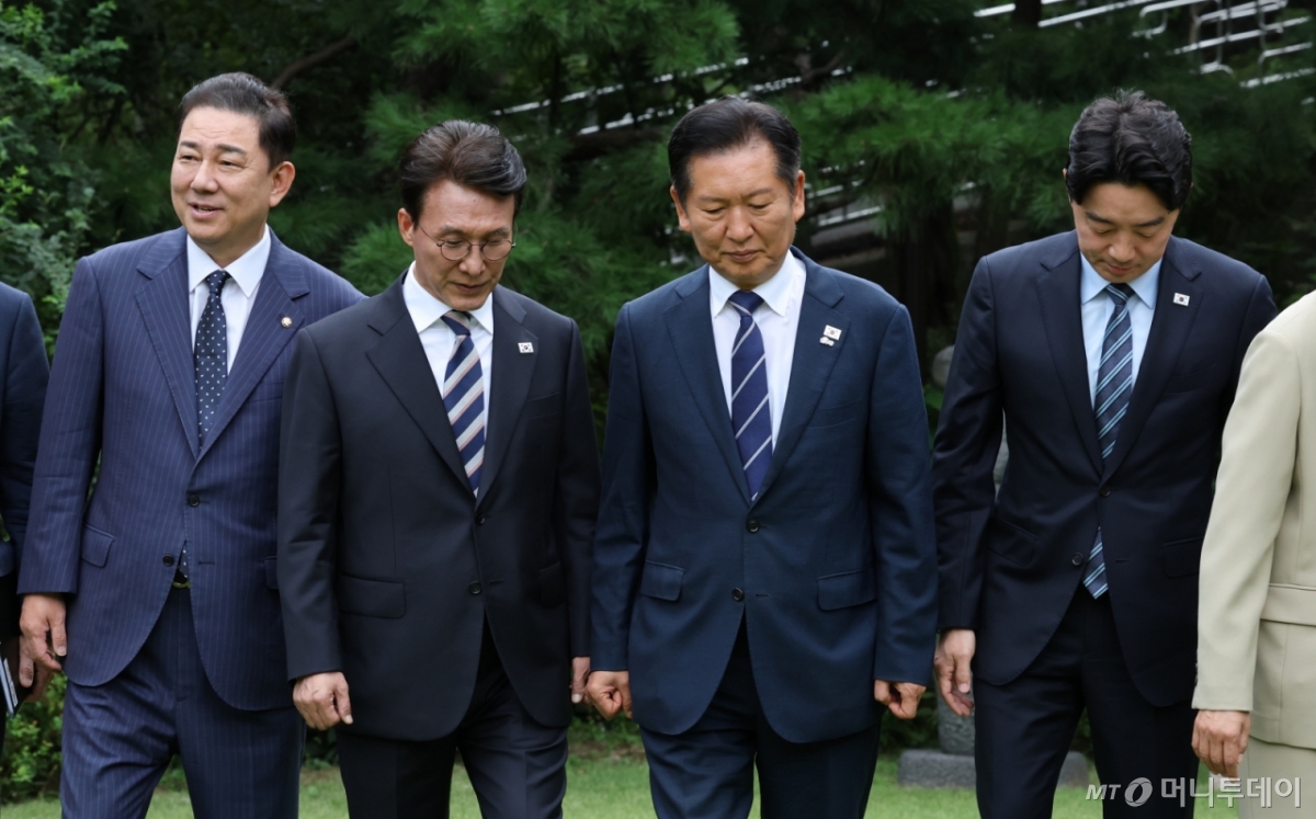 김병기(왼쪽부터) 더불어민주당 원내대표, 김민석 국무총리, 정청래 더불어민주당 대표, 강훈식 대통령 비서실장이 7일 서울 종로구 삼청동 국무총리공관에서 열린 고위당정협의회에 앞서 기념촬영을 하고 있다/사진=뉴시스