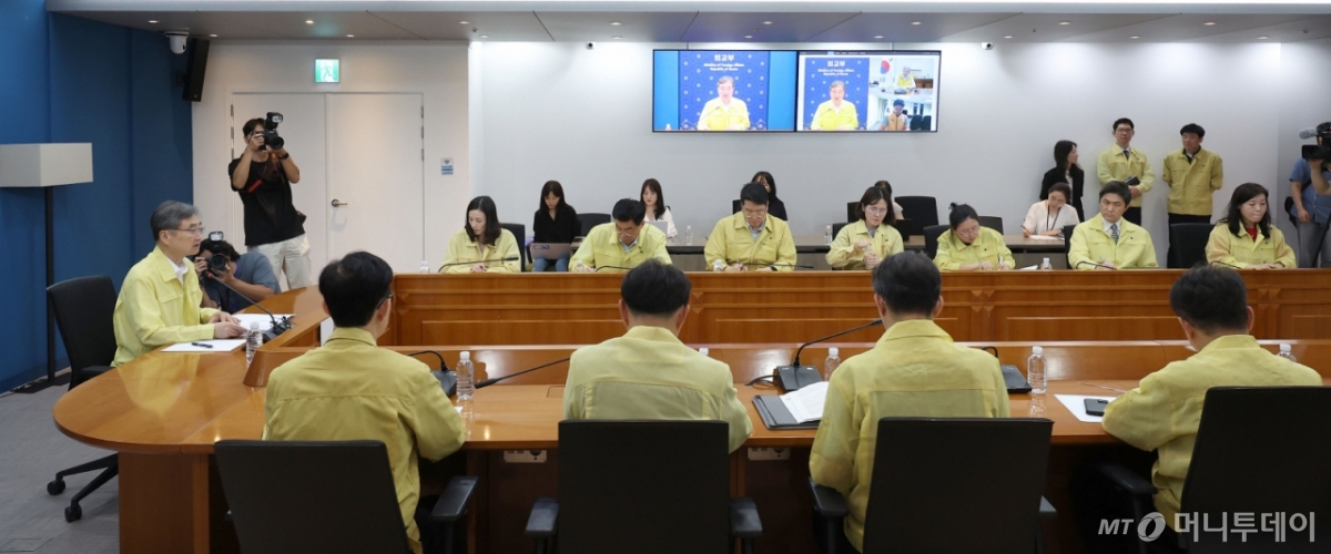 [서울=뉴시스] 김선웅 기자 = 조현 외교부 장관이 6일 서울 종로구 외교부 청사에서 재외국민보호대책본부-공관 합동 대책회의를 열고 미국 조지아 배터리 공장 건설 현장 한국인 300여 명 체포 관련 대책을 논의하고 있다. 2025.09.06. mangusta@newsis.com /사진=김선웅