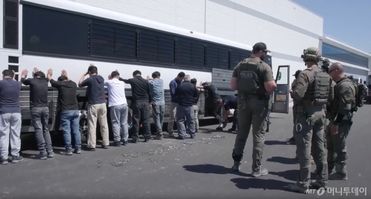 (서울=뉴스1) = 미국 이민세관단속국 ICE(U.S. Immigration and Customs Enforcement)가 조지아주 내 현대자동차그룹과 LG에너지솔루션 합작 배터리 공장 건설 현장의 한국인 직원 300여 명을 기습 단속·구금하는 영상을 공개했다. (ICE 홈페이지. 재판매 및 DB금지) 2025.9.6/뉴스1 Copyright © 뉴스1. All rights reserved. 무단 전재 및 재배포, AI학습 이용 금지. /사진=(서울=뉴스1)