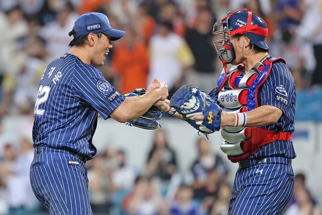 김재윤(왼쪽)과 강민호. /사진=삼성 라이온즈
