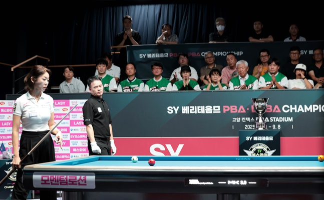 김가영(왼쪽)이 샷을 구상하고 있다. /사진=PBA 투어 제공