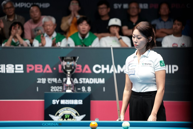 김가영이 득점 후 배치를 지켜보고 있다. /사진=PBA 투어 제공