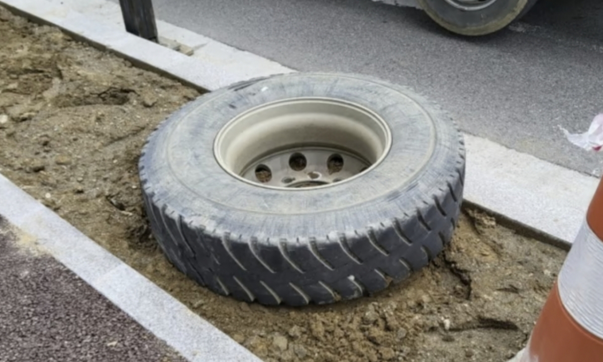 25톤 덤프트럭에서 빠진 바퀴에 치인 여고생이 사고 후 127일째 의식을 되찾지 못하고 있는 가운데 30대 운전자가 검찰에 넘겨졌다./사진=경기도소방재난본부 제공