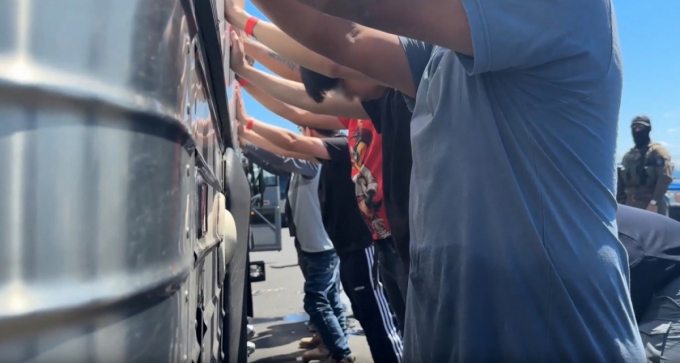 미국 이민세관단속국 ICE(U.S. Immigration and Customs Enforcement)가 조지아주 내 현대자동차그룹과 LG에너지솔루션 합작 배터리 공장 건설 현장의 한국인 직원 300여 명을 기습 단속·구금하는 영상을 지난 6일 공개했다. /사진=ICE 홈페이지